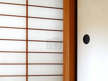 Foto de Habitación de estilo japonés blanco con puerta de madera - Imagen libre de derechos