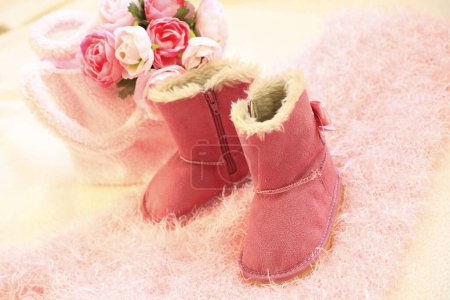 Téléchargez les photos : Bottes ugg rose et fleurs sur fourrure confortable - en image libre de droit