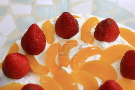 Foto de Pastel sabroso con fresas en el fondo, de cerca - Imagen libre de derechos