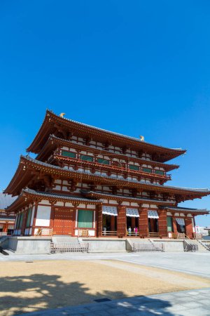 Téléchargez les photos : Vue imprenable sur un ancien sanctuaire japonais pittoresque - en image libre de droit