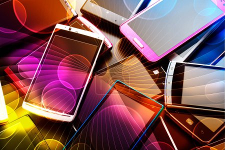 Téléchargez les photos : Téléphones mobiles modernes avec différentes couleurs sur fond sombre - en image libre de droit