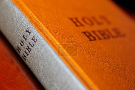 Téléchargez les photos : Gros plan de la bible sur la table - en image libre de droit