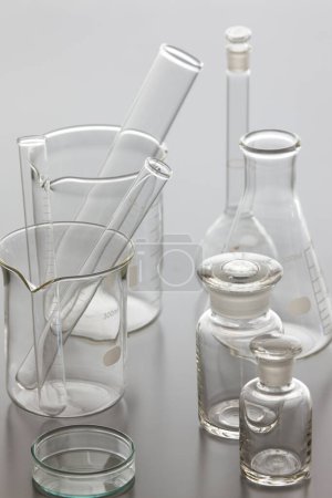 Téléchargez les photos : Verrerie de laboratoire sur fond gris. test chimique en laboratoire, concept scientifique - en image libre de droit