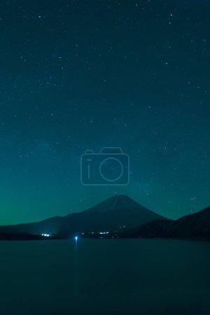 Téléchargez les photos : Montagne Fuji la nuit - en image libre de droit
