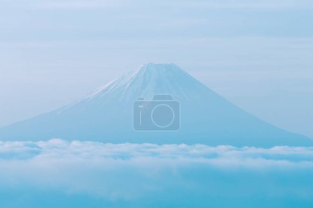 Téléchargez les photos : Beau paysage de lever de soleil avec montagne Fuji et nuages, Japon - en image libre de droit