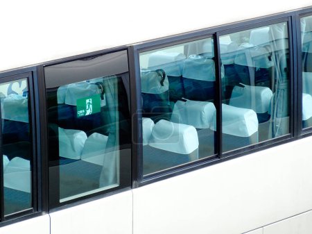 Foto de Interior del autobús moderno con cristal de la ventana y asientos de metal. - Imagen libre de derechos