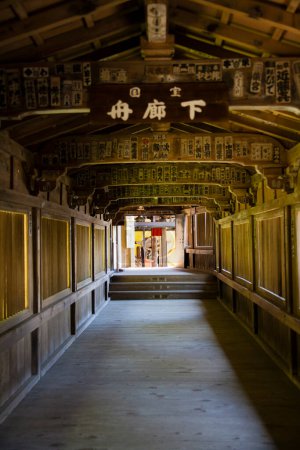 Foto de Escénica representación de un venerado santuario japonés - Imagen libre de derechos