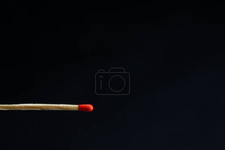 Téléchargez les photos : Match en bois sur fond noir - en image libre de droit