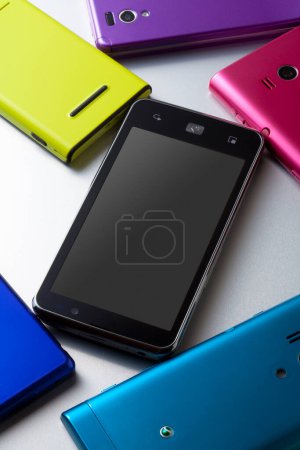 Téléchargez les photos : Vue rapprochée de différents smartphones modernes sur fond blanc - en image libre de droit