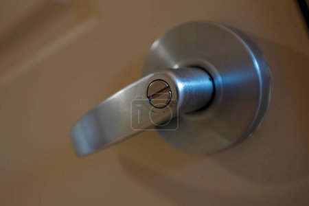 Foto de Primer plano de mango de metal de la puerta - Imagen libre de derechos