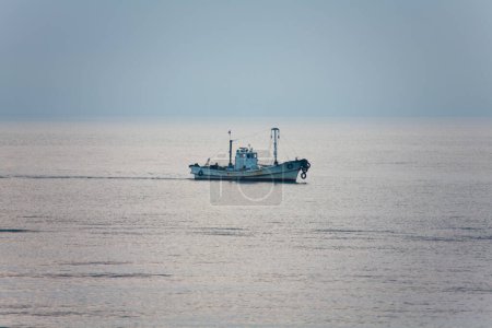 Foto de Barco de pesca en la costa del mar - Imagen libre de derechos
