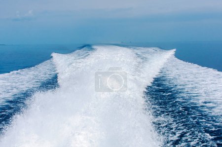 Téléchargez les photos : Vagues de mousse blanche dans la mer bleue - en image libre de droit