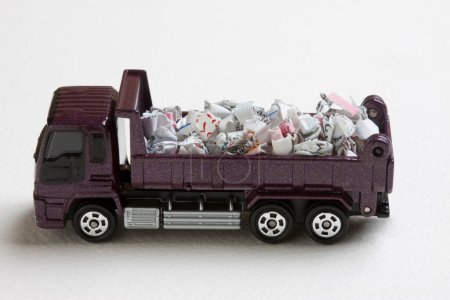 Foto de Camión de basura con basura sobre fondo blanco - Imagen libre de derechos