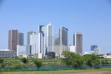 Téléchargez les photos : Paysage urbain pittoresque avec des gratte-ciel modernes de la ville japonaise - en image libre de droit