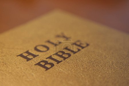Foto de La Biblia está en la mesa de madera - Imagen libre de derechos