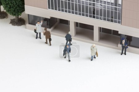 Téléchargez les photos : Figurines miniatures d'hommes d'affaires près de l'entrée de la gare - en image libre de droit
