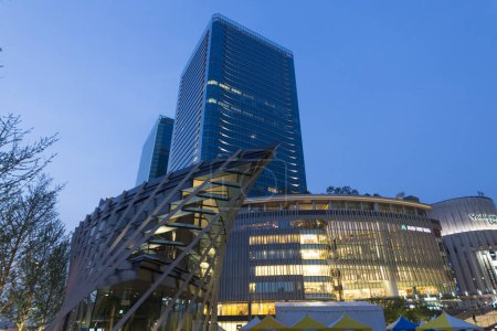 Téléchargez les photos : Bâtiments modernes à Osaka, Japon - en image libre de droit