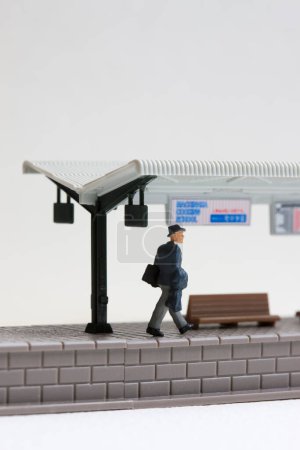 Téléchargez les photos : Figurine miniature de l'homme marchant à la gare - en image libre de droit