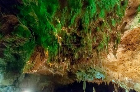 Téléchargez les photos : Grotte étonnante et des formations naturelles sur fond de nature - en image libre de droit