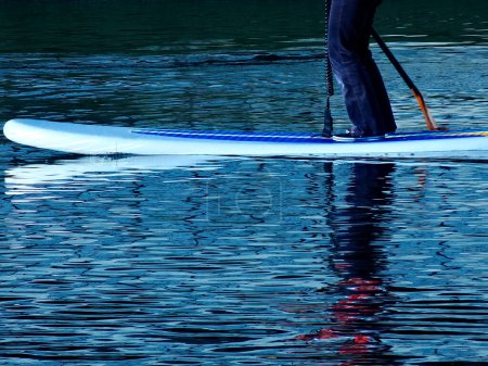 Téléchargez les photos : Homme sur la planche à pagaie sur l'eau du lac. - en image libre de droit