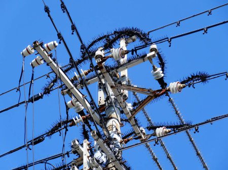 Téléchargez les photos : Lignes de transmission d'énergie électrique et ciel bleu - en image libre de droit