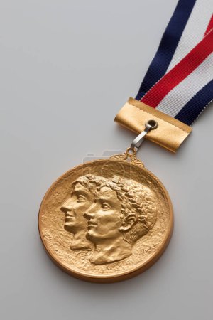 Téléchargez les photos : Médaille de bronze sur fond blanc - en image libre de droit