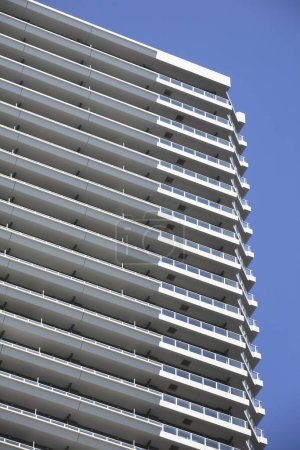 Téléchargez les photos : Bâtiment moderne dans la ville japonaise, gratte-ciel sur fond bleu ciel - en image libre de droit