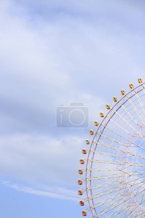 Téléchargez les photos : Ferris roue dans le parc d'attractions contre le ciel bleu - en image libre de droit