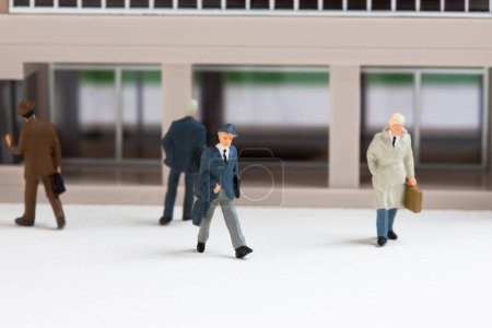 Téléchargez les photos : Figurines miniatures d'hommes d'affaires marchant près de l'entrée de la gare - en image libre de droit