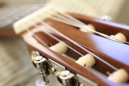 Téléchargez les photos : Guitare acoustique avec cordes sur fond, gros plan - en image libre de droit