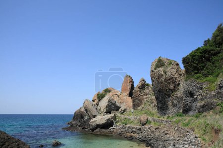Foto de Hermosa vista de la costa del mar rocoso y acantilados en el día soleado - Imagen libre de derechos