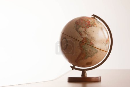 Téléchargez les photos : Globe sur table, représentation tridimensionnelle de notre planète - en image libre de droit