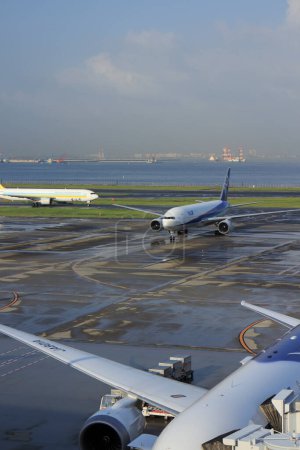 Téléchargez les photos : Avions internationaux à l'aéroport, vue de jour - en image libre de droit
