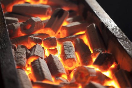 Téléchargez les photos : Burning coal in grill, close up view - en image libre de droit