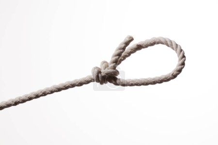 Téléchargez les photos : Gros plan de corde blanche avec boucle sur fond blanc - en image libre de droit