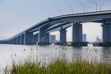 Téléchargez les photos : Pont moderne sur la rivière avec des bâtiments sur le fond - en image libre de droit