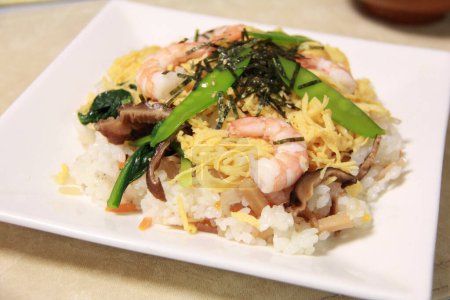 Téléchargez les photos : Nouilles frites aux crevettes et légumes, Nourriture asiatique - en image libre de droit