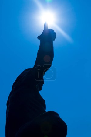 Foto de Estatua de la Paz de Seibo Kitamura en el Parque de la Paz de Nagasaki que representa a un hombre japonés recordando las consecuencias de la guerra nuclear y pidiendo el desarme nuclear. - Imagen libre de derechos