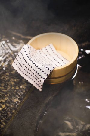 Téléchargez les photos : Vue rapprochée du seau et de la serviette aux sources chaudes, Japon - en image libre de droit