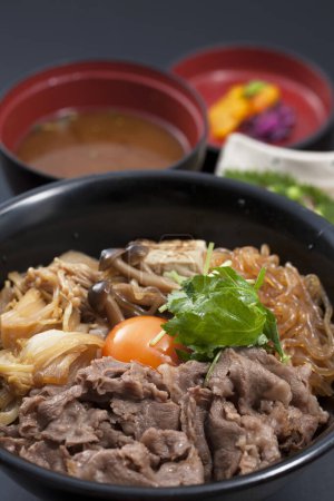 Téléchargez les photos : Gros plan de sukiyaki, hot pot de bœuf japonais - en image libre de droit
