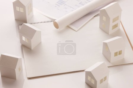 Téléchargez les photos : Maisons en papier, construction, maison en papier sur fond blanc - en image libre de droit