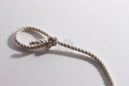 Foto de Primer plano plano de cuerda blanca con lazo sobre fondo blanco - Imagen libre de derechos