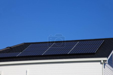 Foto de Panel solar en un techo de un edificio - Imagen libre de derechos
