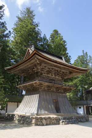 Templo en el área de Kongobu-ji Danjo Garan, un complejo histórico de templos budistas en Koyasan, Koya, distrito de Ito, Wakayama, Japón