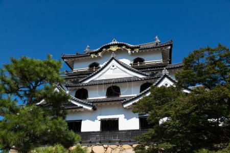 Foto de Un santuario histórico situado en la cima de una montaña en la zona de Hikone, el japonés Shiga Ken, que está rodeado de igai, y ahora es un museo histórico en Japón. - Imagen libre de derechos