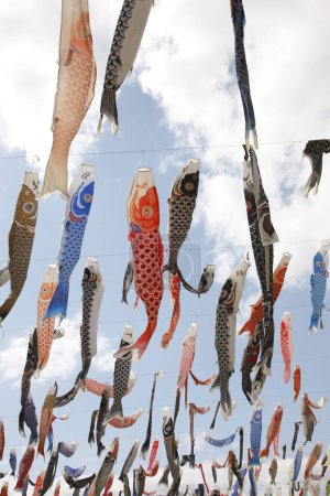 Foto de Koinobori, decoraciones de serpentinas de carpa japonesas contra el cielo nublado - Imagen libre de derechos
