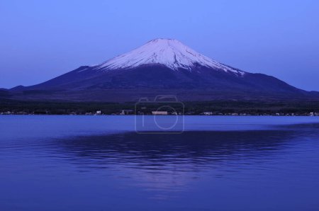 Téléchargez les photos : Belle vue Mt. Fuji avec neige, ciel bleu - en image libre de droit