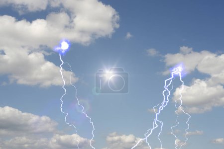 Téléchargez les photos : Foudre dans le ciel au soleil jour - en image libre de droit