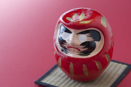 Téléchargez les photos : Poupée Daruma sur fond, La Daruma est une poupée traditionnelle japonaise, - en image libre de droit