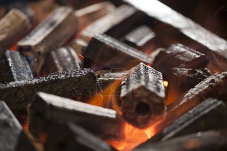 Téléchargez les photos : Burning coal in grill, close up view - en image libre de droit